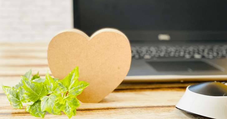 ノートPCの前にあるハート型の置物のイメージ