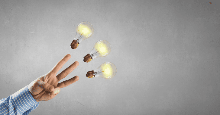 指を3本立てている様子とそれぞれの指先に電球が光っているイメージ