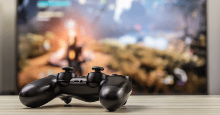 ゲーム画面の手前に置かれたPS4コントローラー