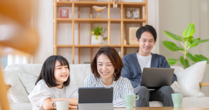 ノートPCを見てインターネットを楽しむ家族