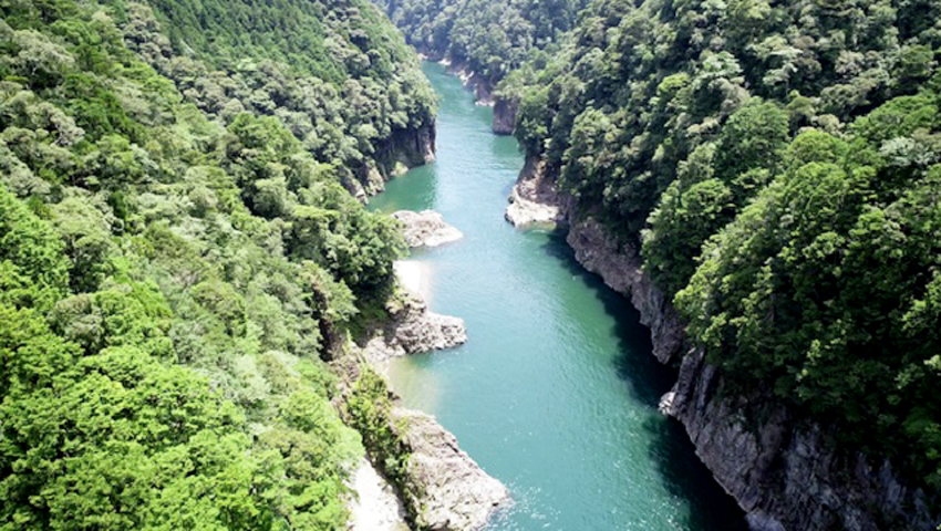 #19 断崖と緑に輝く川面が広がる神秘の渓谷