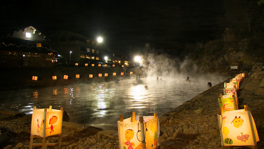 #25 灯籠が湯煙を照らす川辺の大露天風呂