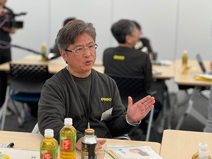 参加者が配送用ボックスのアイデアを発表している様子