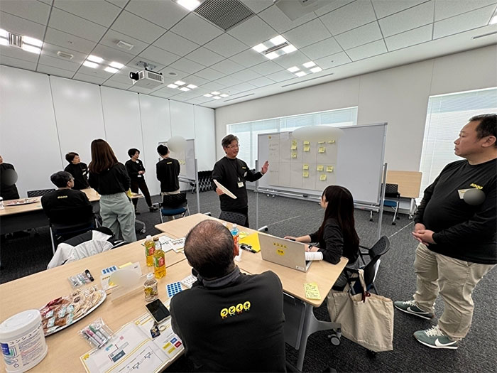 参加者が配送用ボックスのアイデアを発表している様子