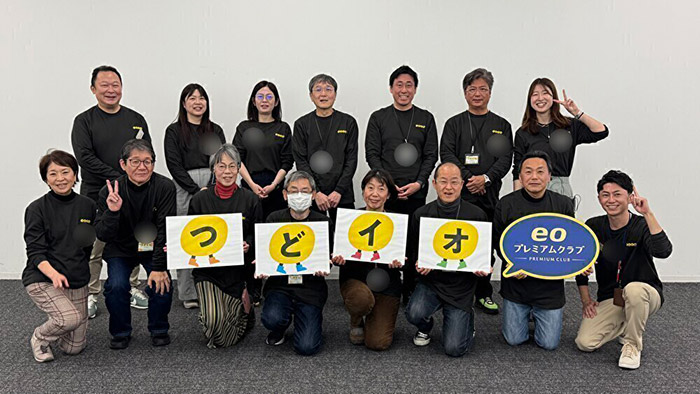 参加者が配送用ボックスのアイデアを発表している様子